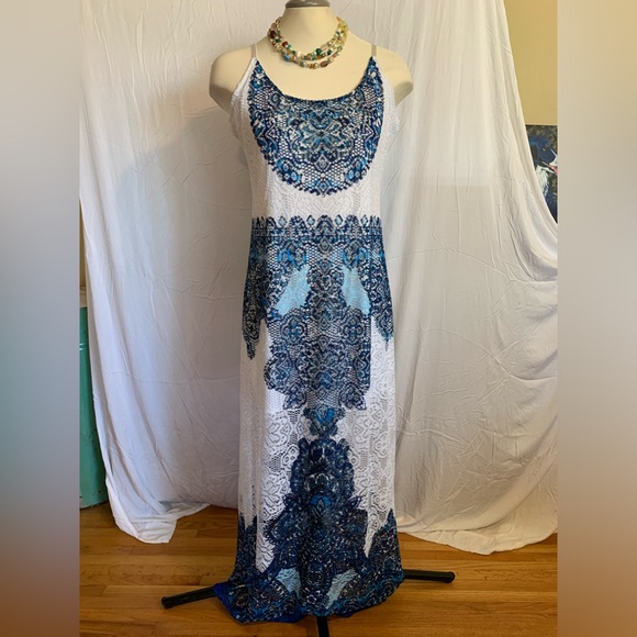 Gorgeous lace overlay dress - Picture 1 of 5